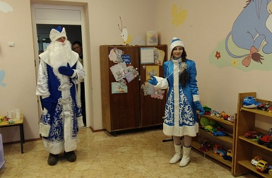 Дед Мороз и Снегурочка в гостях у пациентов Детской областной клинической больницы